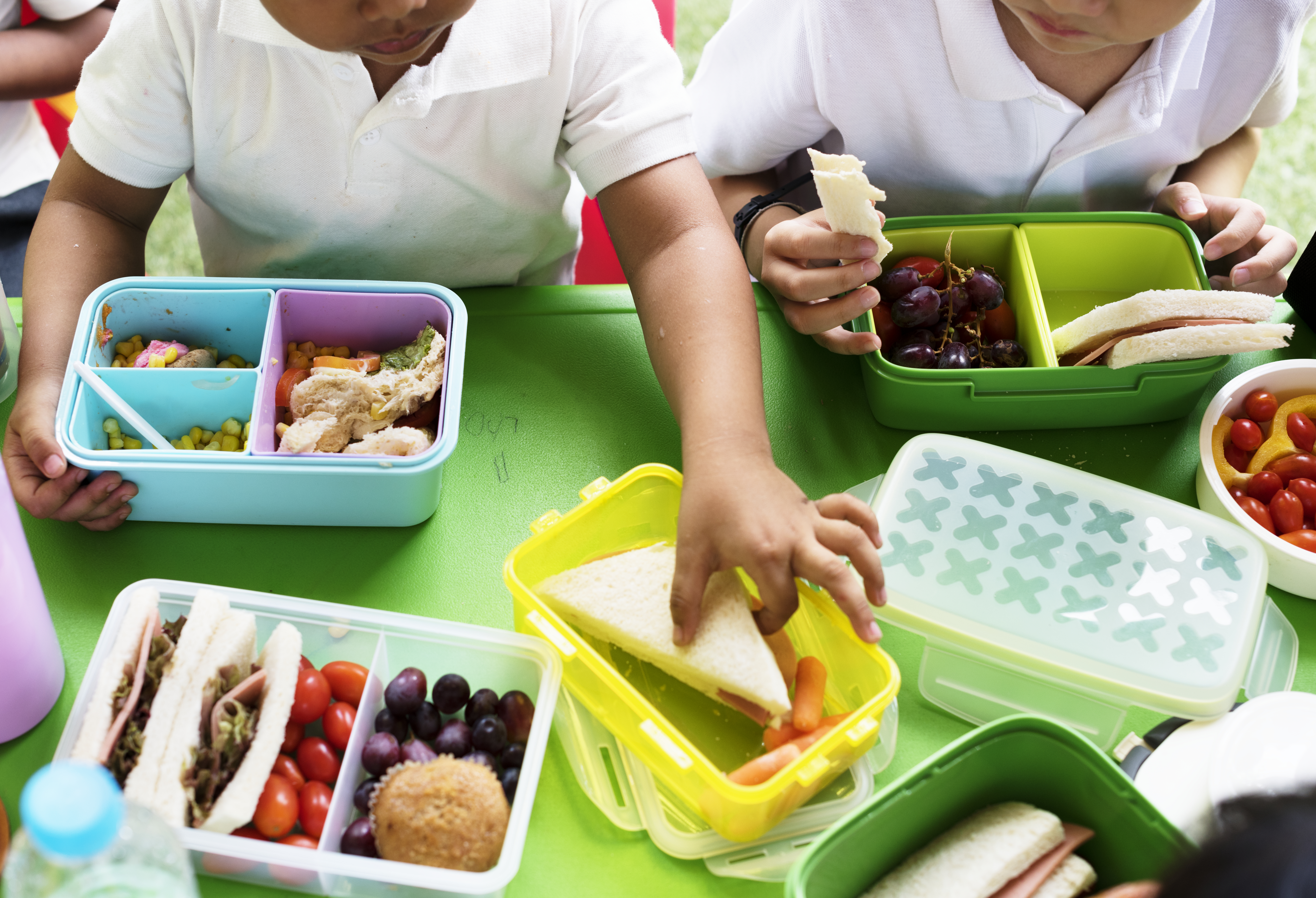 kids eating lunch elementary school
